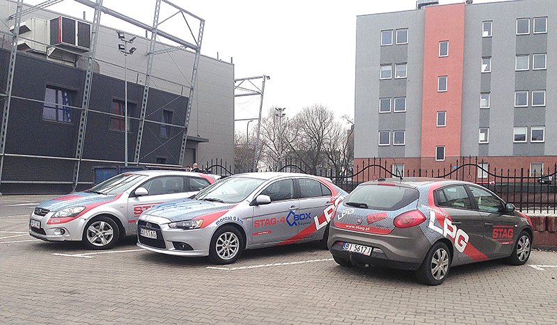 Autogāzes pārstāvji Varšavas izstādē pēta gāzes iekārtas.